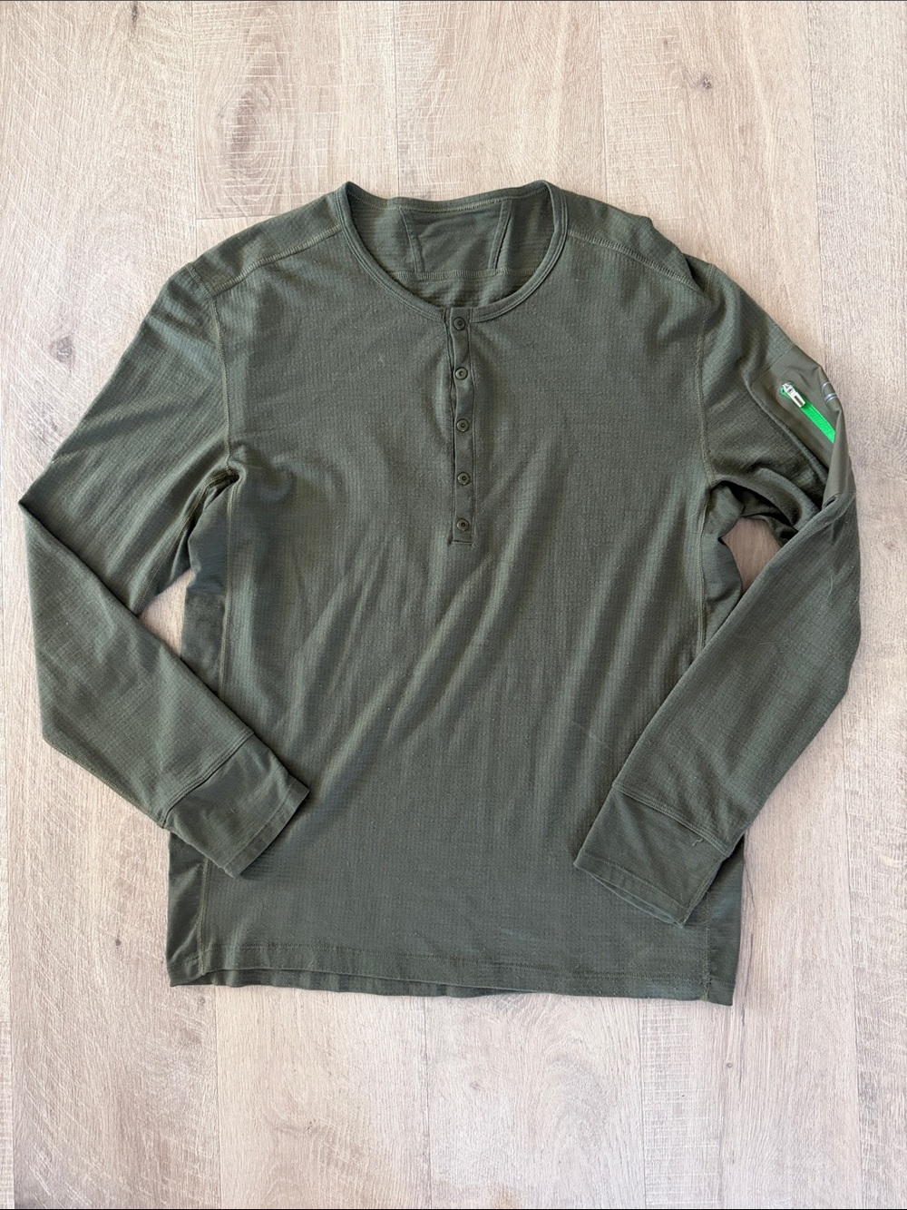 Icebreaker men’s Icebreaker Compass Long Sleeve Henley. Cedar Green Size Medium
